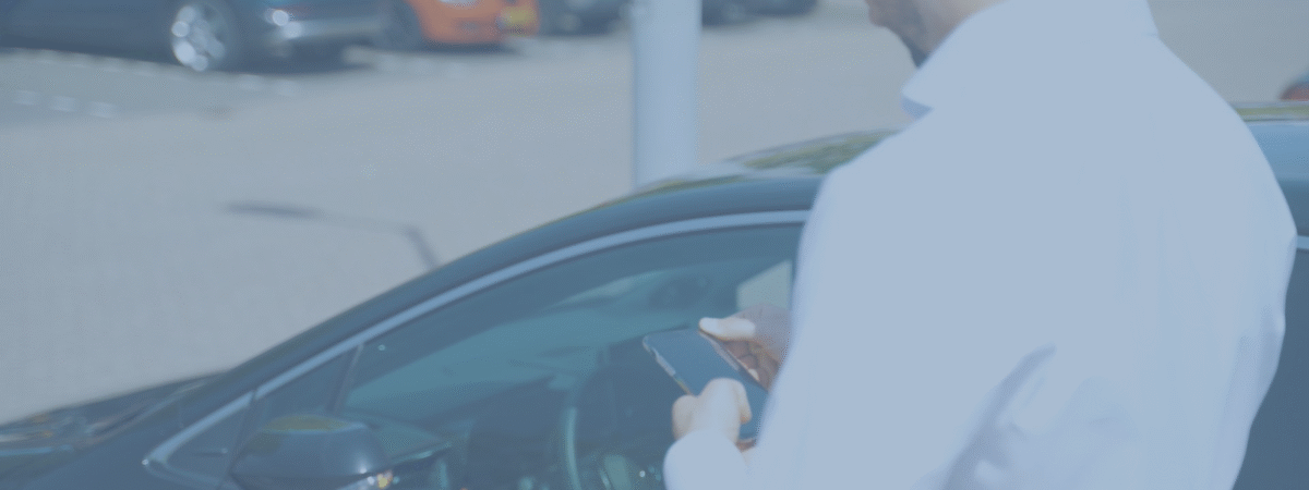 man opent auto met wego app