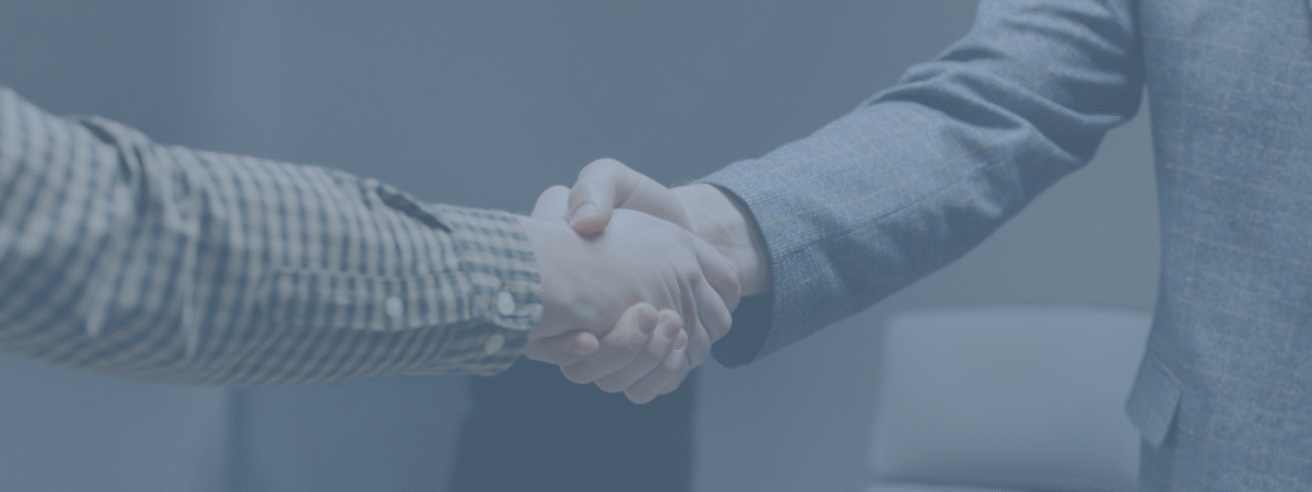 de handen in een slaan