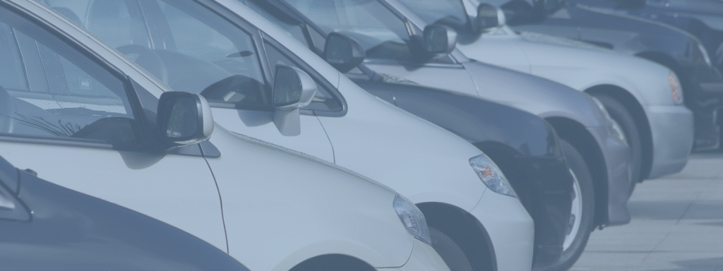 wagenpark met geparkeerde auto's